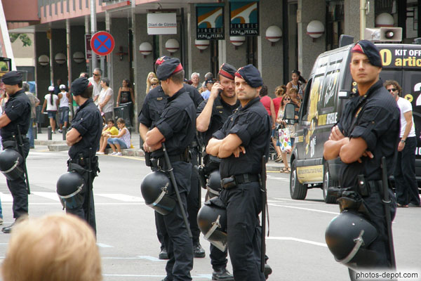 photo de cordon de policiers aux casques er matraque