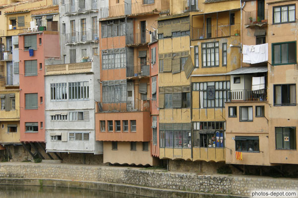 photo de facades de vieilles maisons sur l'Onyar
