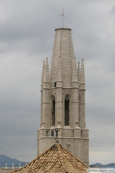 photo de Clocher de l'église San Feliu vu du parvis de la cathédrale