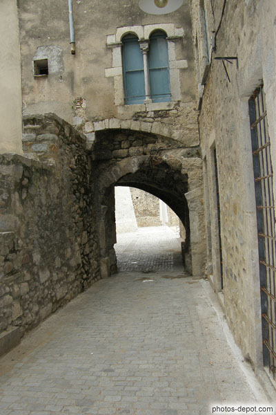 photo de passage vouté aux multiples arches témoins de plusieures reconstructions