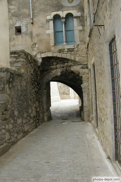 photo de passage vout� aux multiples arches t�moins de plusieures reconstructions