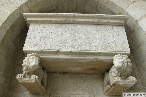 photo de Sarcophage romain finement sculpté adossé à la collégiale San Feliu