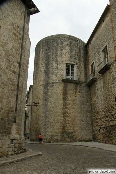 photo d'imposante tour de pierre dans les vieux quartiers