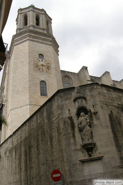 photo de mur longeant la cathédrale