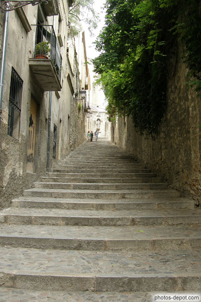 photo de rues aux escaliers montant à la cathédrale