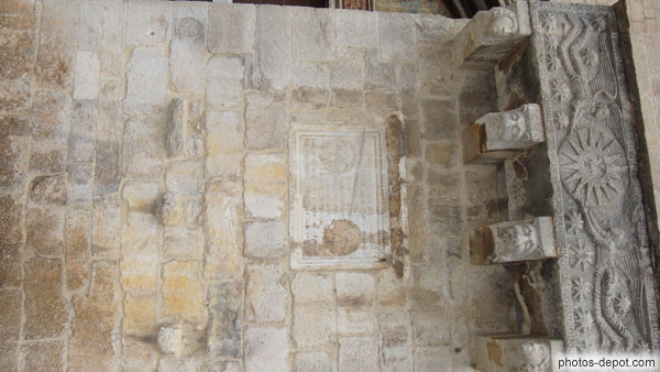 photo de tombeau de saint Felix l'africain sur les murs de la collégiale
