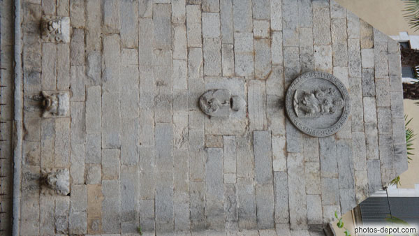photo de Vierge à l'enfant sur fontaine