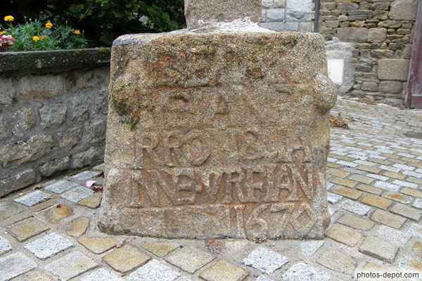 photo d'inscriptions sur croix du village 1670