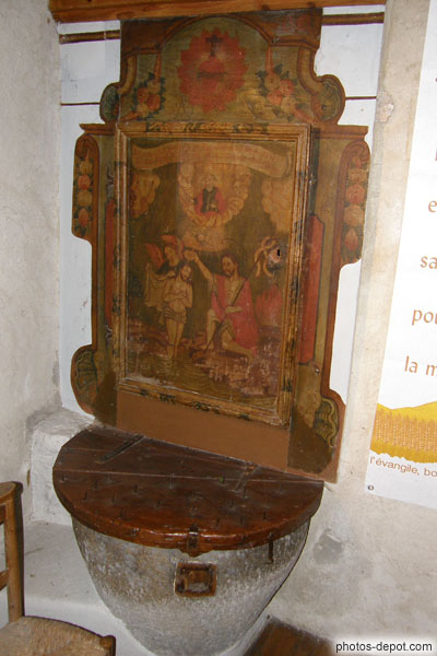 photo de beau Bénitier clouté surmonté d'un tableau sur bois représentant le baptème du Christ