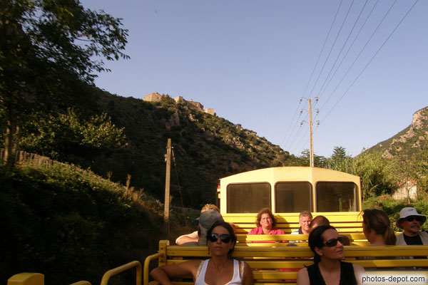 photo de wagon panoramique du petit train de montagne jaune