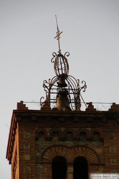 photo de clocher de fer forgé sur tour de l'église