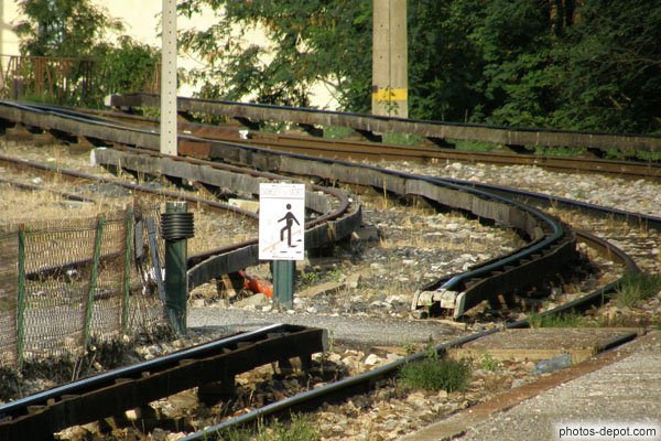 photo de rails électriques du petit train jaune