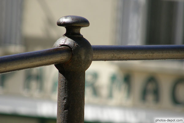 photo de tête de poteau de fer rouillé