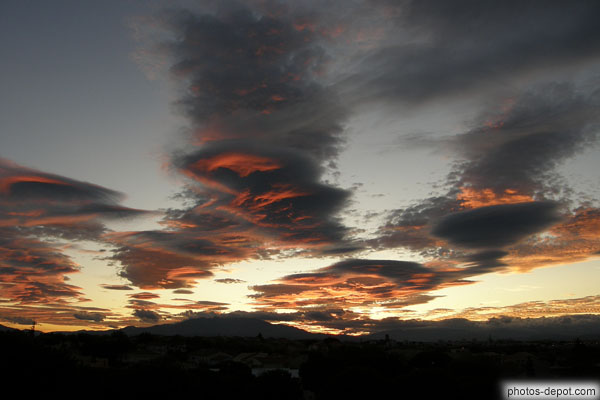 photo de ciel aux nuages orangés