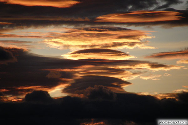 photo de nuages flamboyants le soir