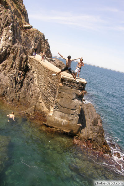 photo de sauts des enfants dans la mer