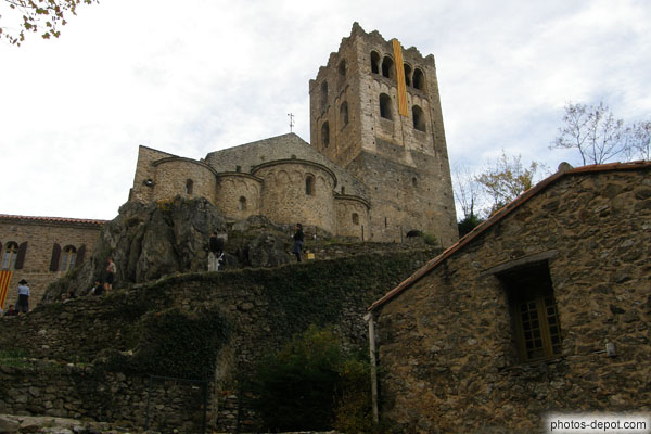 photo d'Originalement de 3 absides, une 4è abside fut ajoutée pour recevoir les reliques de St Gaudérique au XIe, la tour porche date de 1428
