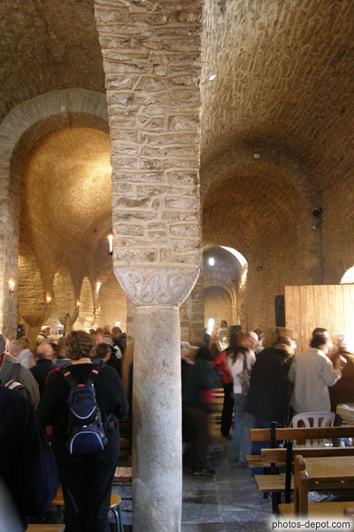 photo de Les chapiteaux sont grossièrement sculptés de décors floraux et d'animaux