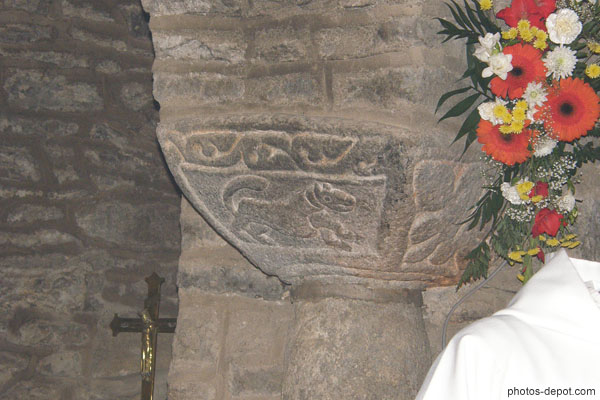 photo de chapiteau grossièrement sculpté de décors floraux et d'animaux