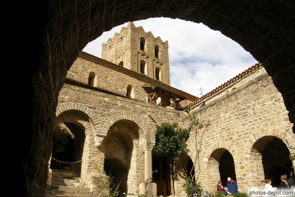photo de cloitre et tour clocher de l'Abbaye