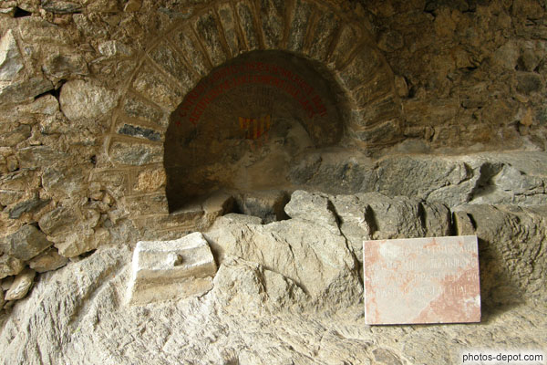 photo de Tombe du Comte de Cerdagne Guifred II creusée dans le roc