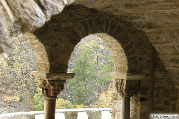 photo d'arches et colonnes du cloître