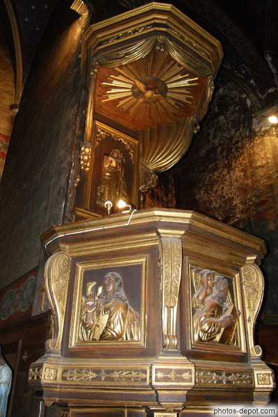 photo de Chaire de bois sculpté doré richement décorée