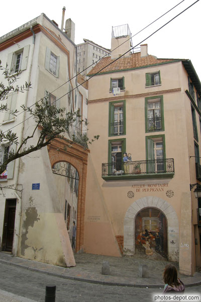 photo de peinture en trompe l'Oeil sur mur de maison