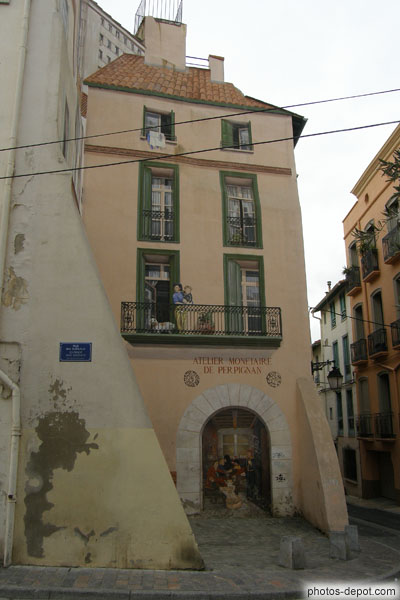 photo de peinture en trompe l'Oeil sur mur de maison