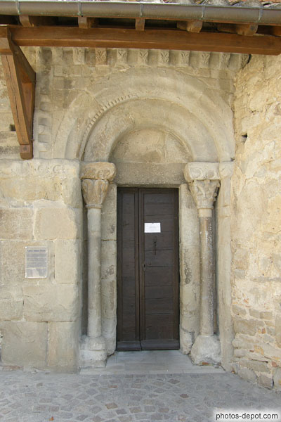 photo de 2 colonnes entourant la porte d'entrée de l'église