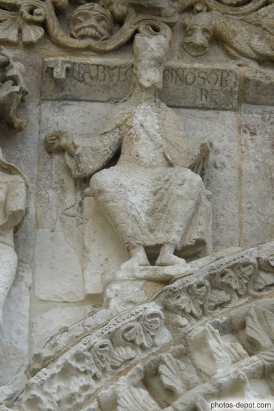 photo de Nabucodonosor, roi de Babylone, sur facade de l'église