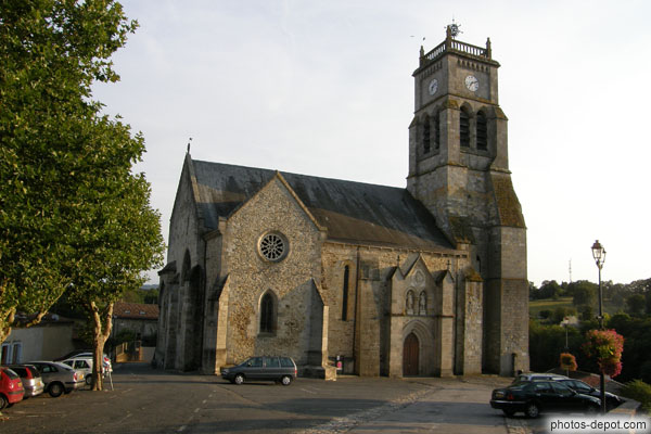 photo de ND de Bellac, clocher et nef gothique XIVe chapelles laterales XVe