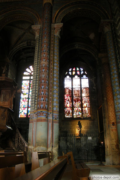 photo de Nef aux longues colonnes peintes et vitraux
