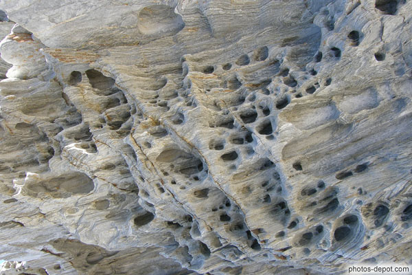photo de trous dans les rochers
