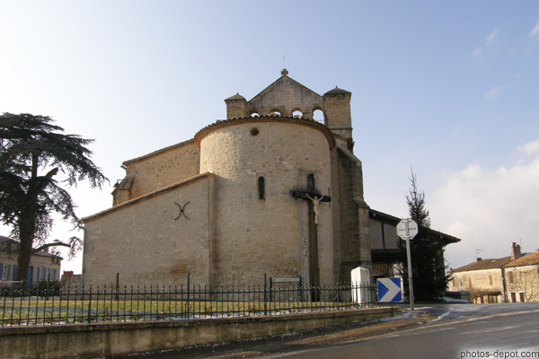 photo de Croix et chevet �glise romane