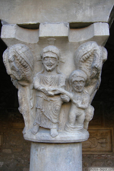 photo de Baptème  sur chapiteau du cloître