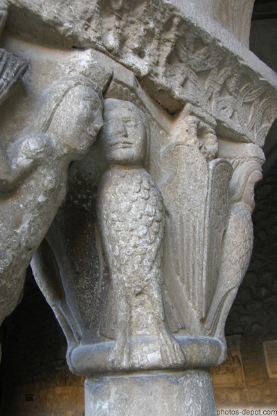 photo d'aigles à tête d'homme sur chapiteau du cloître