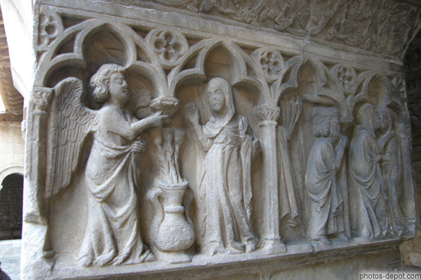photo d'Annonciation et visitation sur chapiteau du cloître