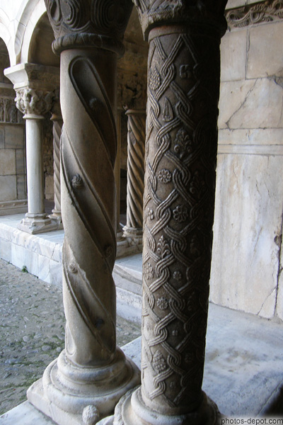 photo de colonnes jumelles finement sculptées du cloître