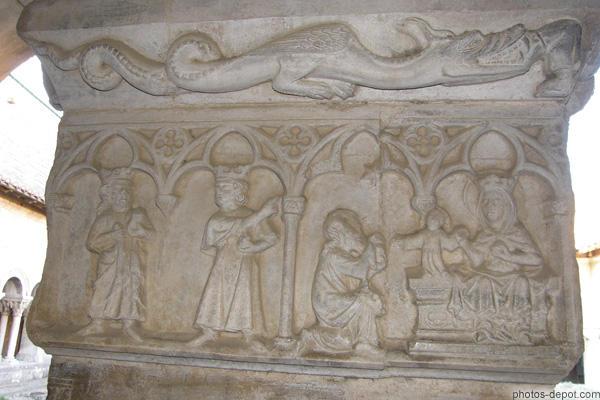 photo d'Adoration des mages sur chapiteau du cloître