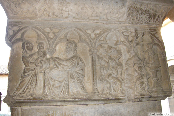 photo de présentation au temple et Jésus enseignant les grand prètres sur chapiteau du cloître