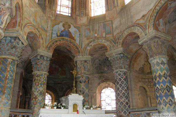 photo de Choeur entouré de massives colonnes et chapiteaux peints