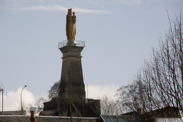 photo de Vierge à l'enfant surmontant la ville