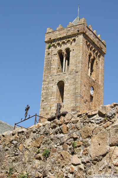 photo de tour romane  de l'église de bel appareil devant le cimetière