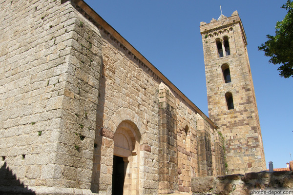 photo de église de Coustouges a été fondée par le pape Damase, vers 370. Elle fut ruinée par les Arabes, puis reconstruite dans le IXe siècle