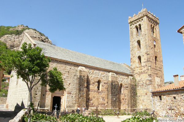 photo de Belle église romane de Pierre de granit à haute tour carrée