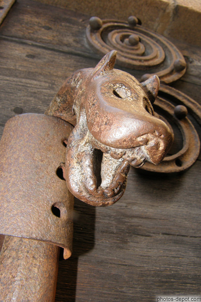photo de tête d'animal en fer forgé, porte de l'église