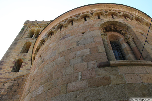 photo d'Abside et tour de l'église de bel appareil de granit aux couleurs chaudes