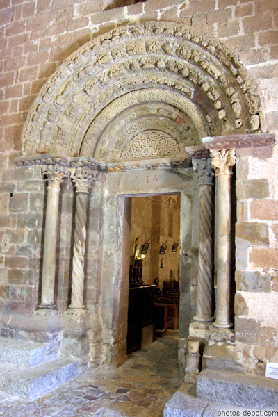 photo de Magnifique portail à six archivoltes finement sculptés, feu d'artifice de l'art roman