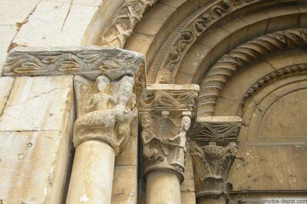 photo de chapiteaux historiés du portail
